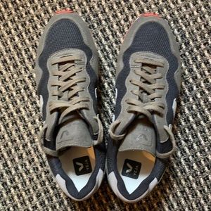 Veja SDU REC alveomesh navy and green with red sole like new size US 11